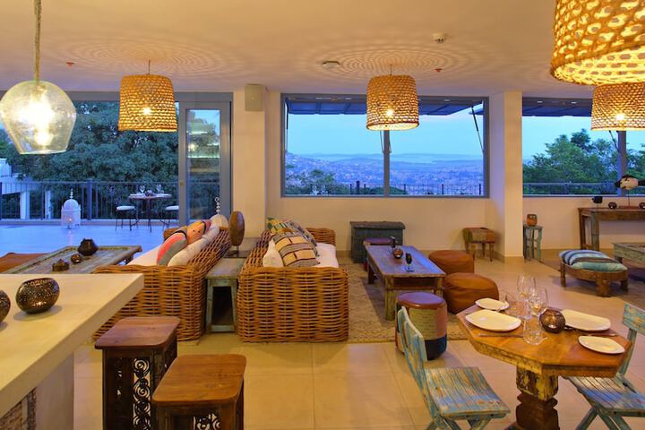 Lounge 88 of 160