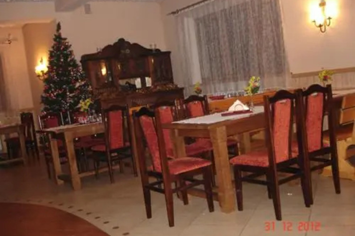 Dining 12 of 15