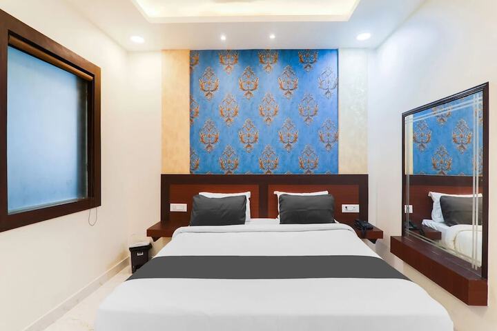 Room 5 of 8