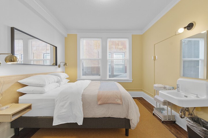 Room 16 of 172
