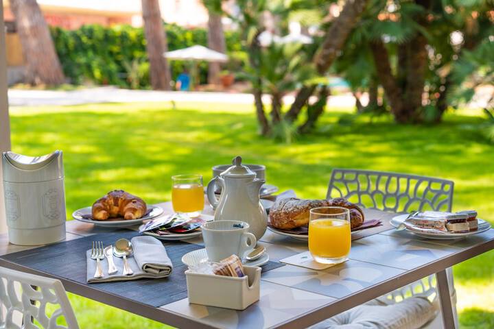 Breakfast/Coffee Service 18 of 20