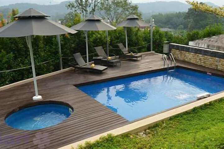 Hotel Pool