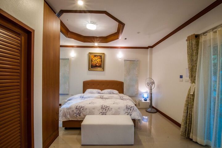 Room 4 of 28