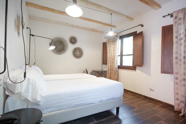 Room 2 of 33