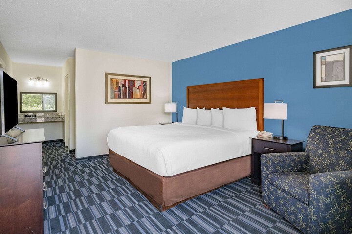1 King Bed (4 of 10)