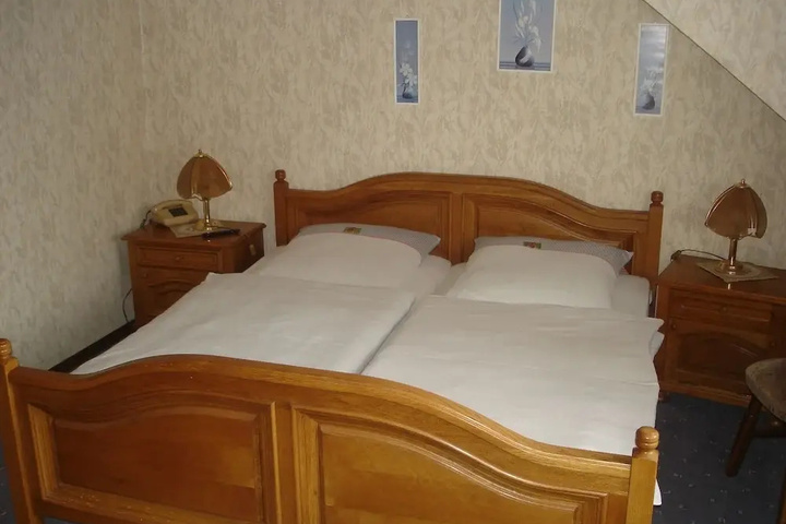 Room 4 of 12