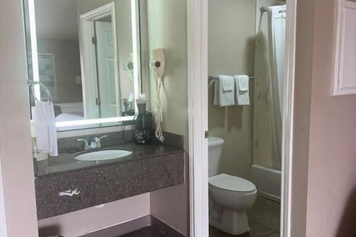 Room 11 of 16