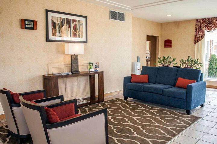 1 Queen Bed (12 of 14)