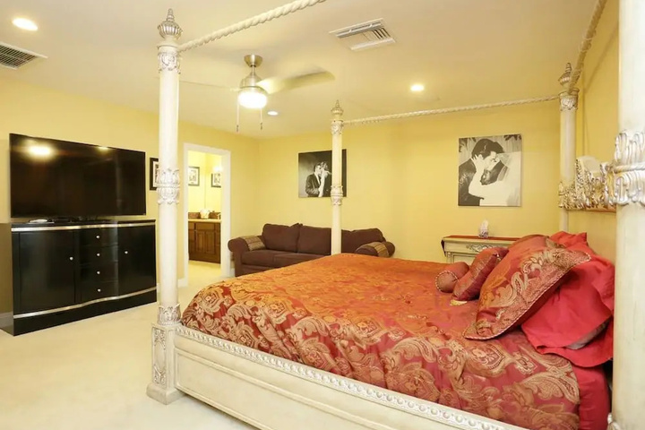 Room 4 of 14