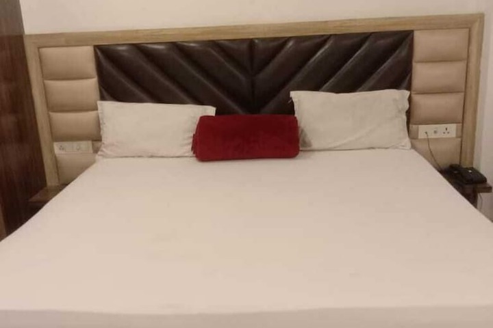 Room 8 of 16
