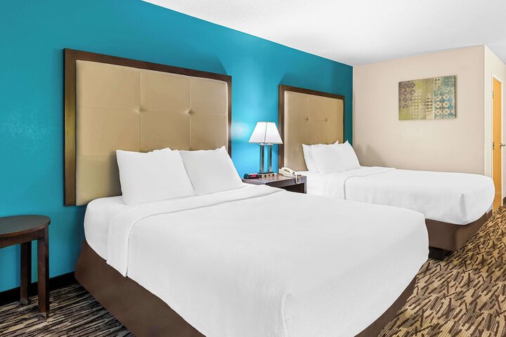 1 Queen Bed Shower Microwave and Refrigerator Flat Screen Television High Speed Internet Accessible Full Breakfast (10 of 20)
