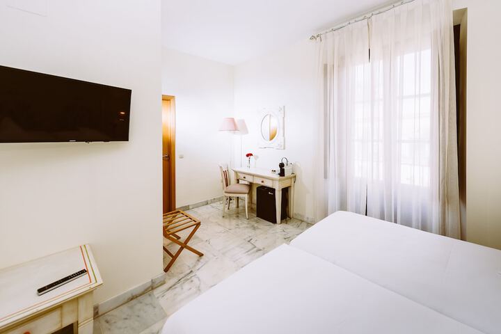 Room 9 of 37