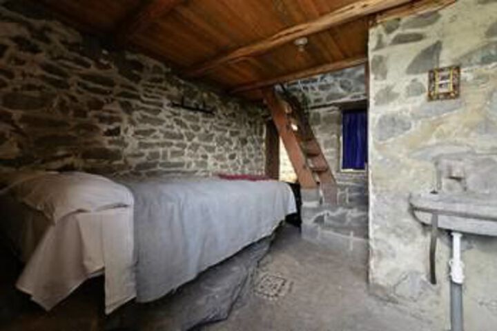 Room 9 of 12