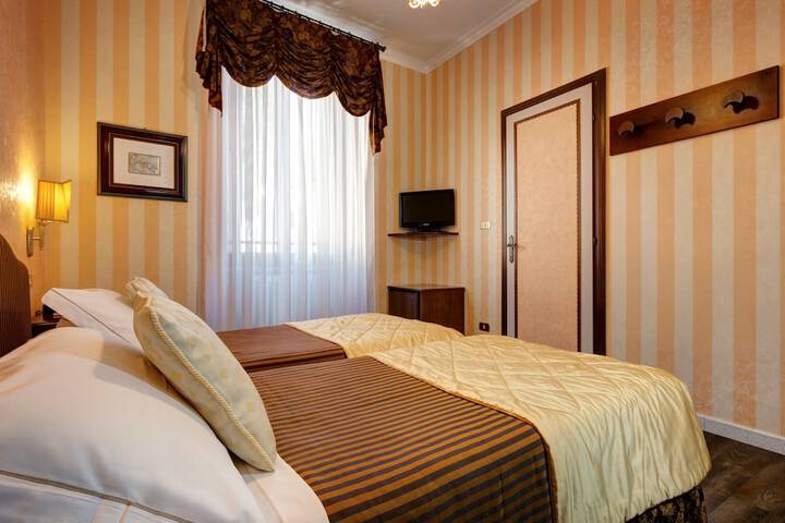 Room 33 of 90