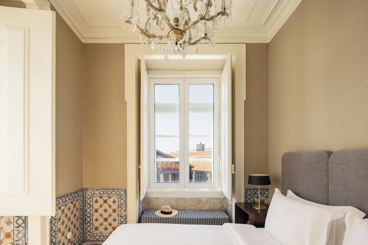Room 10 of 93