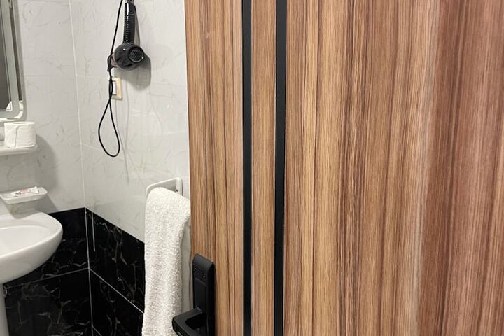 Room 5 of 196