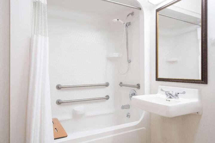 1 Queen Bed Accessible Room (1 of 4)