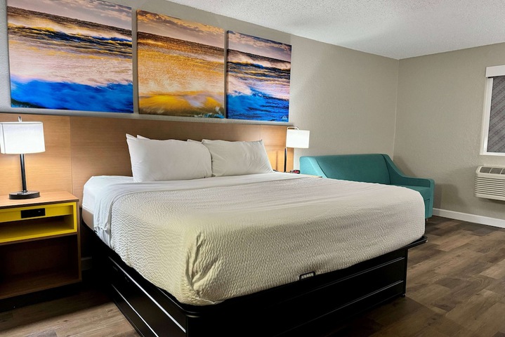 1 King Bed Mobility Hearing Impaired Accessible Room Roll in Shower (10 of 13)