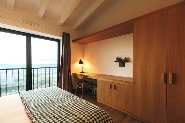 Room 27 of 181