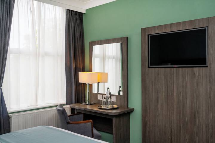 Room 10 of 65