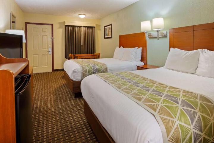 2 Double Beds High Speed Internet, Microwave, Refrigerator, Coffee Maker Iron Hair Full Breakfast (1 of 8)
