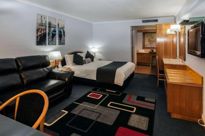 Room 6 of 12