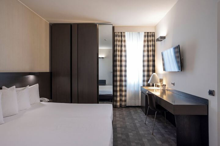 Room 8 of 32