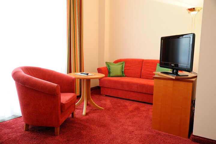 Room 4 of 33