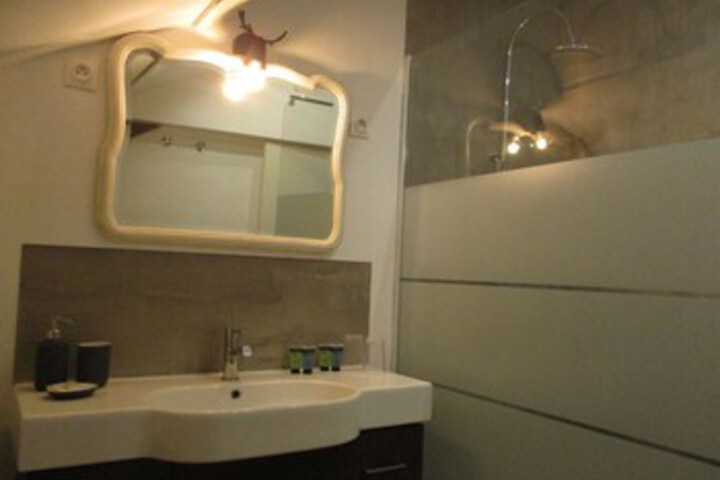 Room 3 of 40