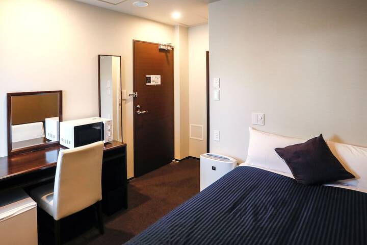Room 10 of 28