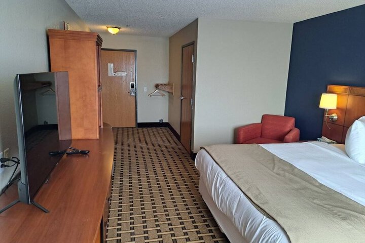1 King Bed (4 of 13)