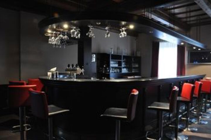 Lounge 17 of 34
