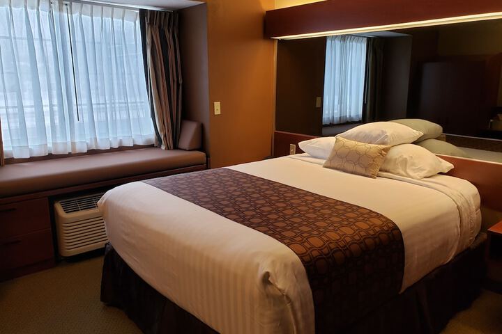 1 Queen Bed (13 of 34)