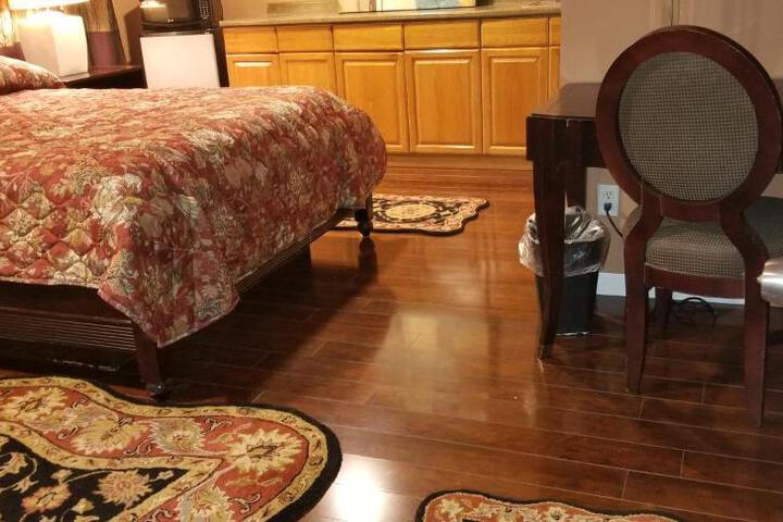 1 Queen Bed (16 of 21)