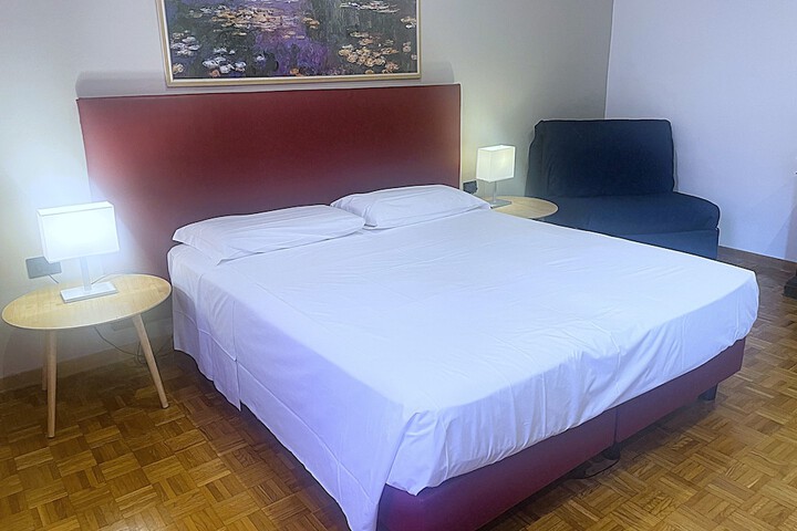 Room 17 of 37