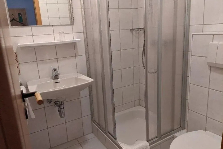 Room 7 of 16