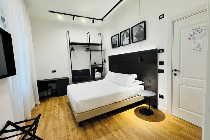 Room 10 of 33