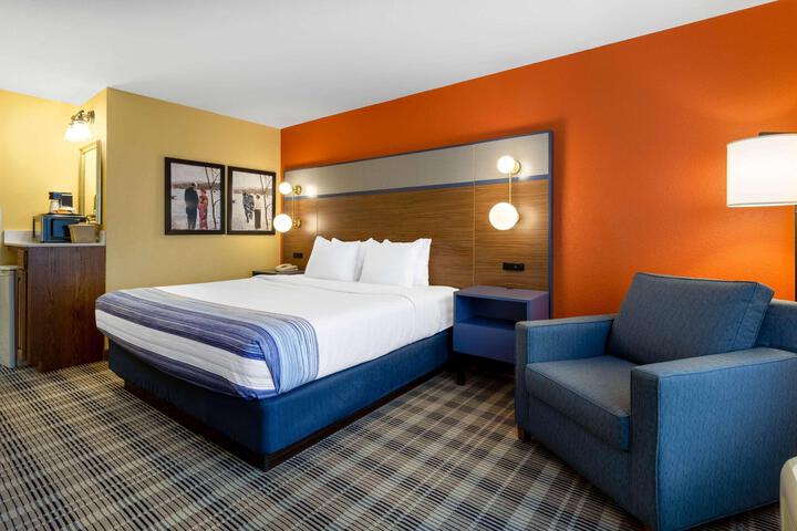 1 King Bed (2 of 17)