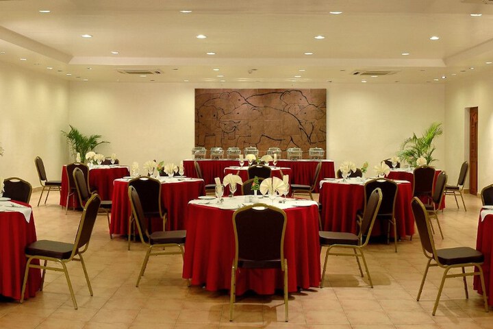 Ballroom/Hall 75 of 143