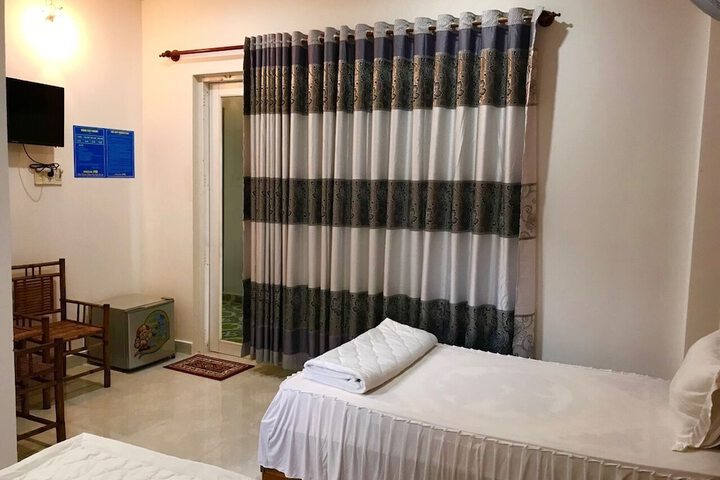 Room 4 of 12