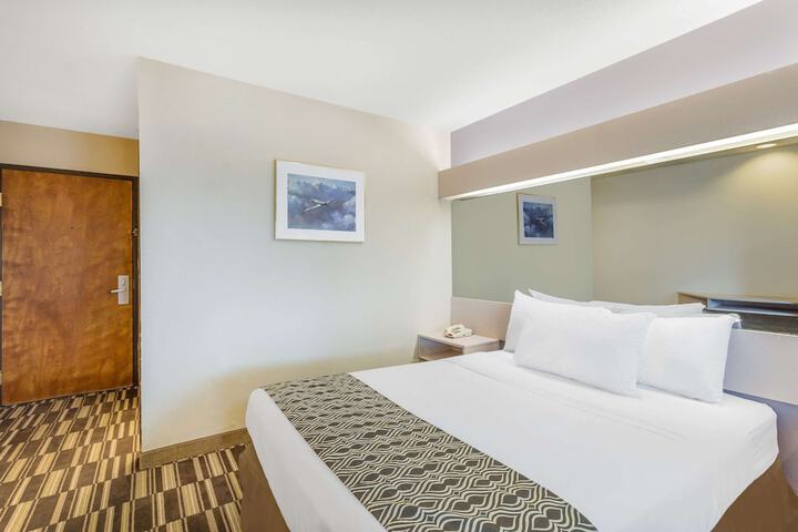 1 Queen Bed (18 of 18)