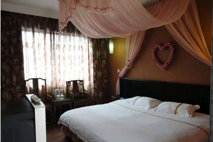 Room 9 of 11