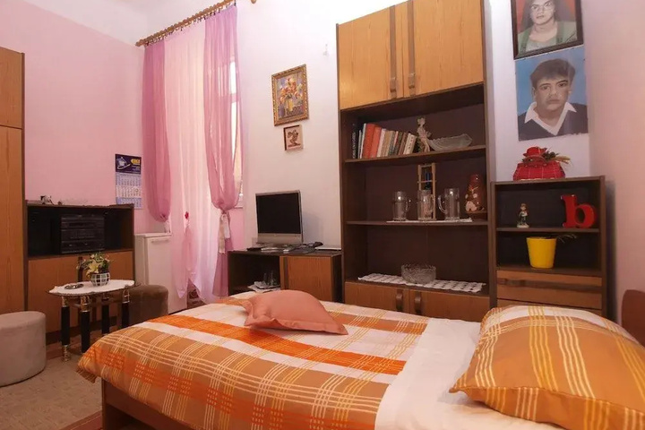 Room 6 of 11