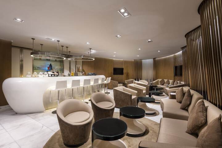 Lounge 84 of 122