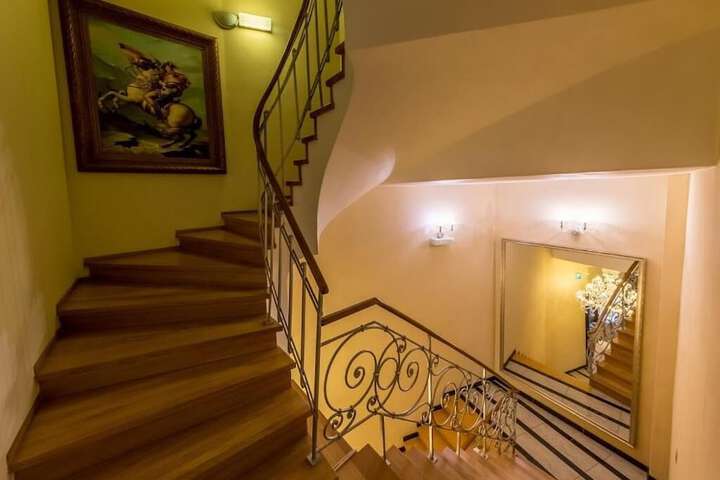 Handrails in stairways