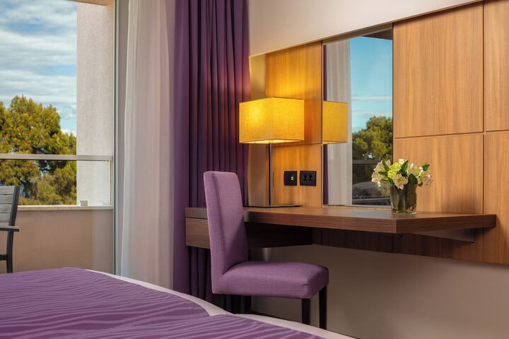 Room 4 of 89