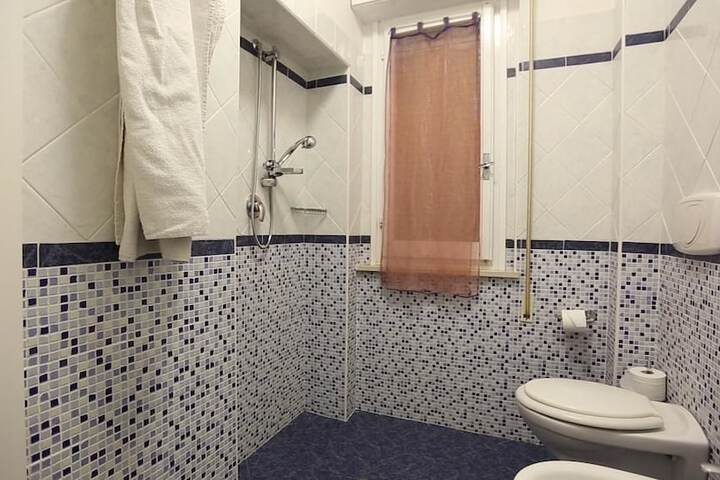 Room 5 of 16