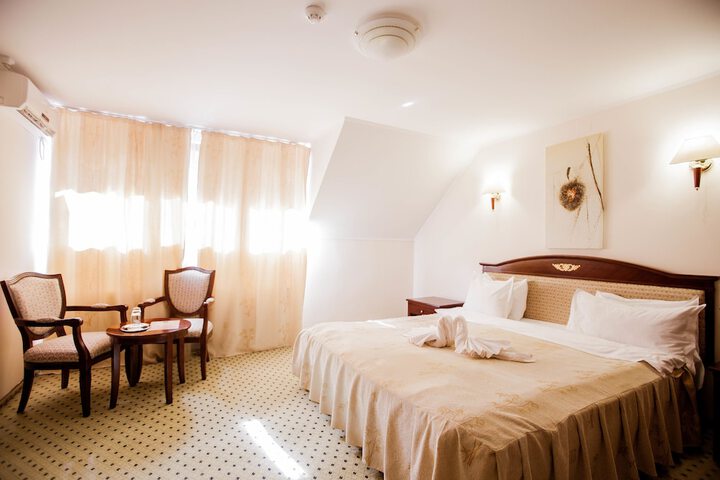 Room 7 of 84
