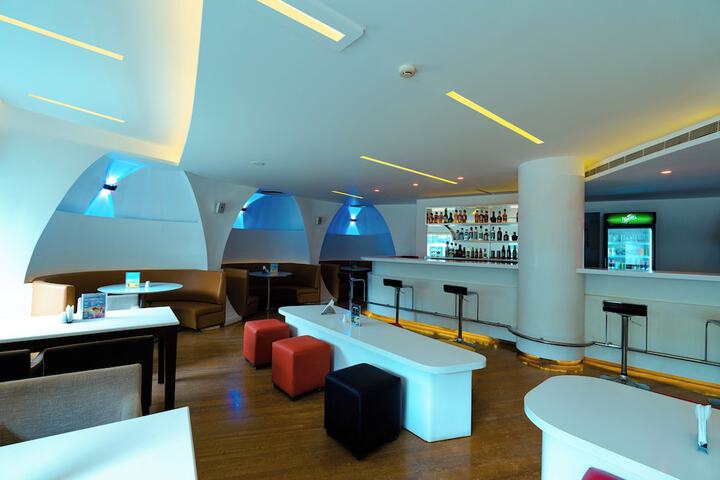Lounge 74 of 86