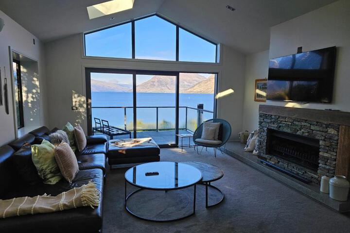 Private Retreat - Stunning Lake & Mountain Views